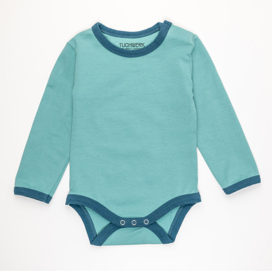 Unisex-Baby-Body, gefertigt aus weicher Bio-Baumwolle, mit verdecktem Schulter-Druckknopf, fair hergestellt in Portugal.