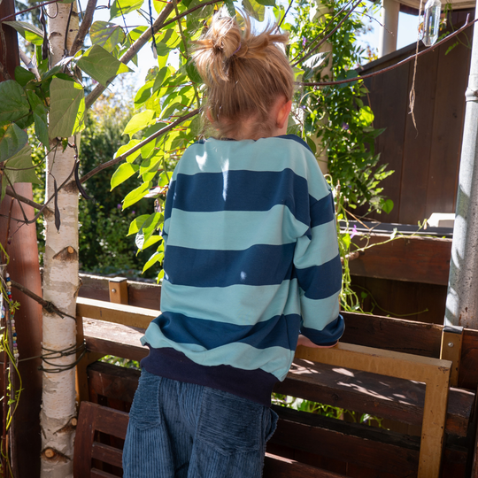 Sweater mit Streifen, rosa/orange, blau gestreift, Trendfarbe, bequeme Kindermode, Kinderbekleidung Jungs und Mädchen, unsex, Tuchwerk, Innsbruck, hergestellt in Österreich