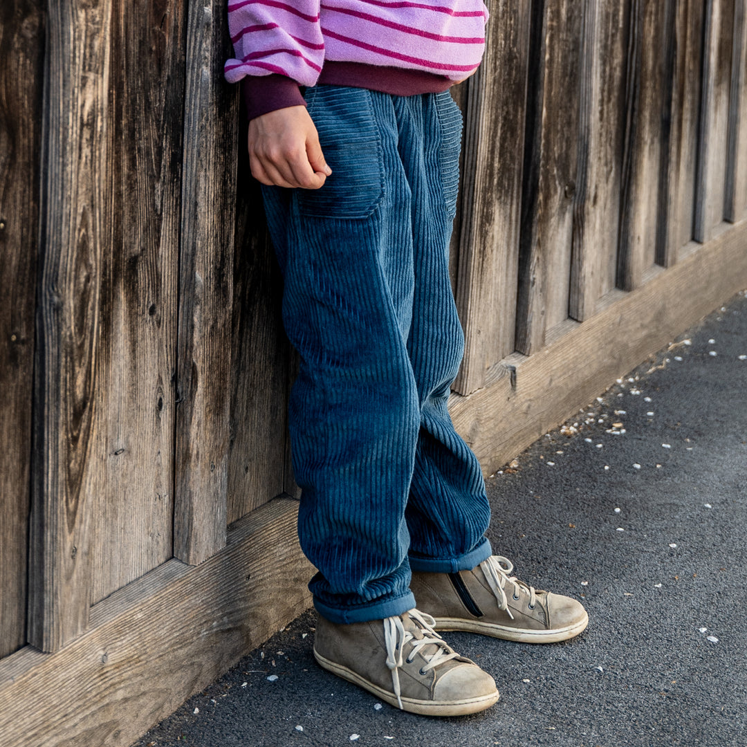 Cordhose für Babys und Kinder, bequeme Kindermode, petrol und beere, für aktive Kinder, hergestellt in Österreich, Kinderbekleidungslabel, mit Taschen