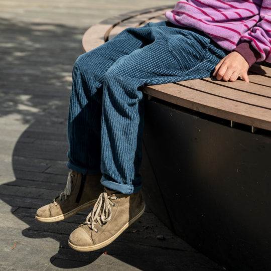 Cordhose für Babys und Kinder, bequeme Kindermode, petrol und beere, für aktive Kinder, hergestellt in Österreich, Kinderbekleidungslabel, mit Taschen