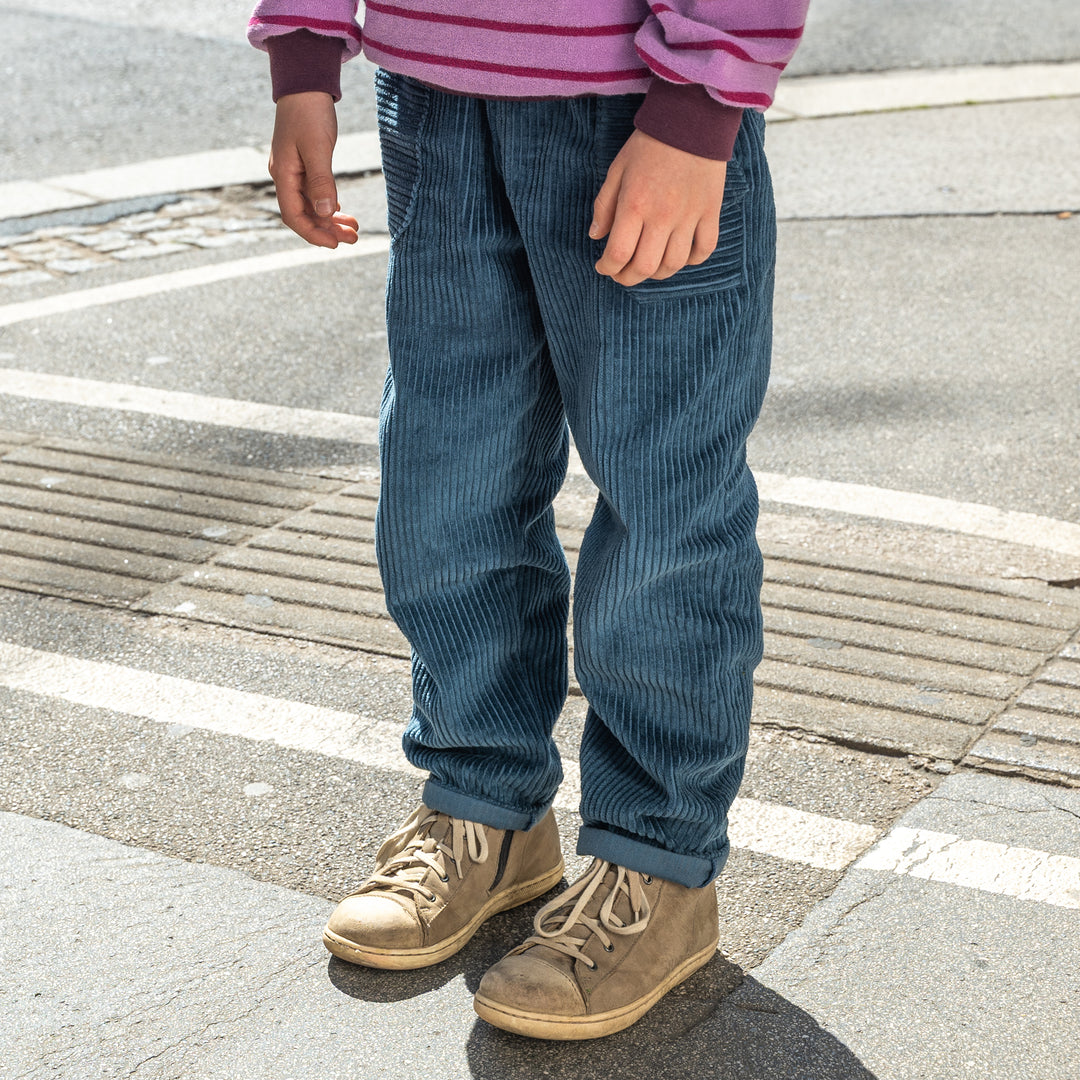 Cordhose für Kinder, bequeme Kindermode, petrol und beere, für aktive Kinder, hergestellt in Österreich, Kinderbekleidungslabel