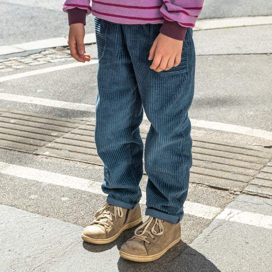 Cordhose für Kinder, bequeme Kindermode, petrol und beere, für aktive Kinder, hergestellt in Österreich, Kinderbekleidungslabel