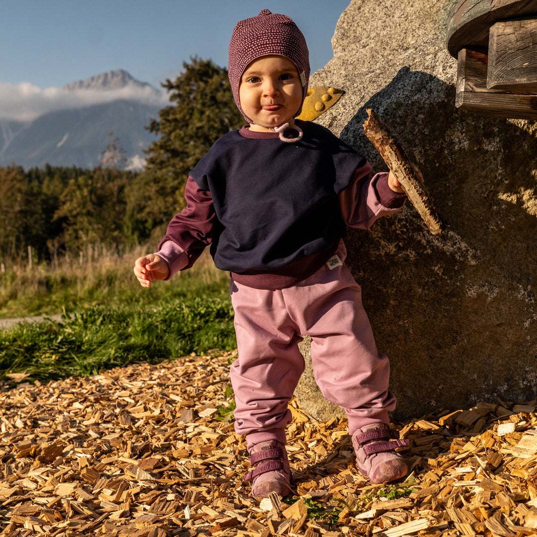 Kind trägt den leichten Sweater aus Bio-Baumwolle von Tuchwerk, bequem geschnitten für Bewegungsfreiheit und Komfort.