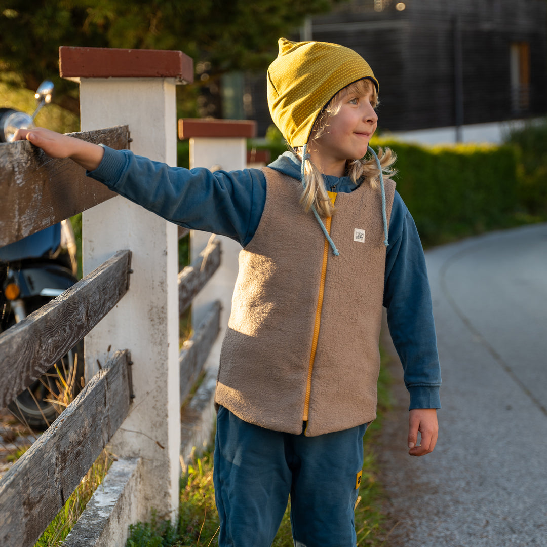 Weiche Kinderweste aus Sherpa mit French-Terry-Futter – ideal für Herbst und Übergangszeit. Kuschelig, bequem und perfekt für den Zwiebellook – für Mädchen und Jungen gleichermaßen.