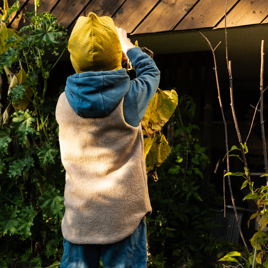 Weiche Kinderweste aus Sherpa mit French-Terry-Futter – ideal für Herbst und Übergangszeit. Kuschelig, bequem und perfekt für den Zwiebellook – für Mädchen und Jungen gleichermaßen.